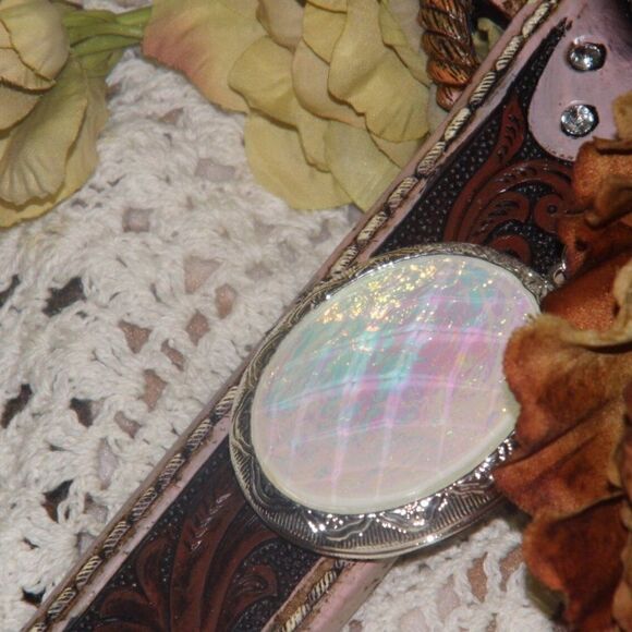 Christmas gift mom wife daughter White Opal Cameo Necklace Locket Photo Keepsake - Picture 3 of 5